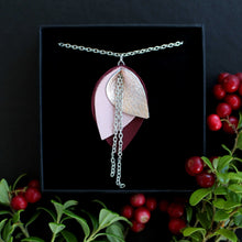 Kaima Designin Bloom-malliston poronnahkainen kaulakoru, jonka värit ovat viininpunainen, roosa ja ruusukulta, käsintehty poronnahasta.