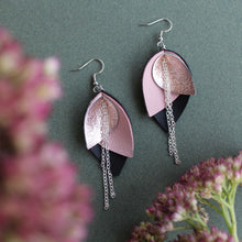 Kaima Designin Bloom-malliston isto mustan ja roosan väriset korvakorut, käsintehty poronnahasta.