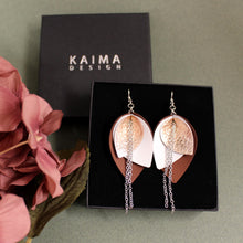 Kaima Designin Bloom-malliston isot korvakorut väreissä ruskea, valkoinen ja ruusukulta, käsintehty poronnahasta.