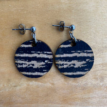 Kaima Designin Kelo-malliston pienet mustat roikkuvat korvakorut, laserleikattu kotimaisesta koivuvanerista.