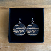 Kaima Designin Kelo-malliston pienet mustat roikkuvat korvakorut, laserleikattu kotimaisesta koivuvanerista.