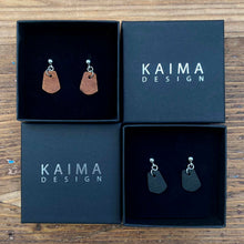 Kaima Designin Tiima-malliston korvakorut väreissä ruskea ja musta, käsintehty poronnahasta.