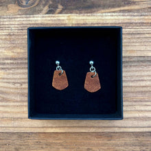 Kaima Designin Tiima-malliston ruskeat korvakorut, käsintehty poronnahasta.