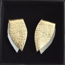 Bloom -malliston nappikorvakoru, jonka väri on kulta.