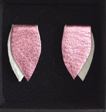 Bloom -malliston nappikorvakoru, jonka väri on pinkki.