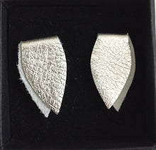 Bloom -malliston nappikorvakoru, jonka väri on hopea.