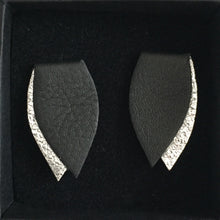 Bloom -malliston nappikorvakoru, jonka väri on musta ja hopea.