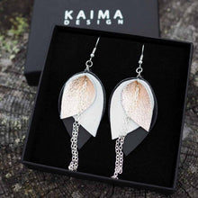 Kaima Designin Bloom-malliston isot mustavalkoiset korvakorut, käsintehty poronnahasta.