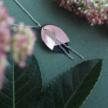 Kaima Designin Bloom-malliston poronnahkainen kaulakoru, jonka värit ovat musta, roosa ja ruusukulta, käsintehty poronnahasta.