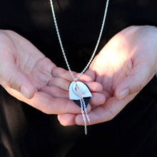 Kaima Designin Bloom-malliston poronnahkainen kaulakoru, jonka värit ovat musta, valkoinen ja hopea, käsintehty poronnahasta.