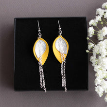 Kaima Designin Bloom-malliston keskikokoiset korvakorut, joiden väriyhdistelmä on keltainen ja hopea, käsintehty poronnahasta.