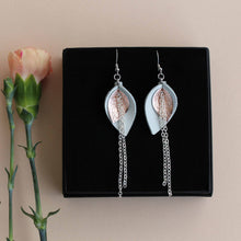 Kaima Designin Bloom-malliston keskikokoiset korvakorut, joiden väriyhdistelmä on valkoinen ja ruusukulta, käsintehty poronnahasta.