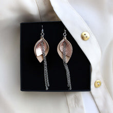 Kaima Designin Bloom-malliston keskikokoiset korvakorut, joiden väriyhdistelmä on beige ja ruusukulta, käsintehty poronnahasta.