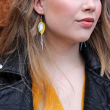 Kaima Designin Bloom-malliston keltahopeat keskikokoiset korvakorut mallin päällä, käsintehty poronnahasta.