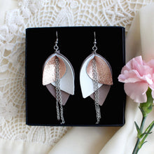 Kaima Designin Bloom-malliston isot mokan ja valkoisen väriset korvakorut, käsintehty poronnahasta.