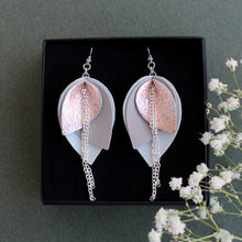 Kaima Designin Bloom-malliston isot valkoisen ja nuden väriset korvakorut, käsintehty poronnahasta.