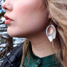 Kaima Designin Bloom-malliston isot valkoisen ja nuden väriset korvakorut, käsintehty poronnahasta, lähikuva koruista mallin päällä.