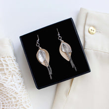 Kaima Designin Bloom malliston mini-kokoiset korvakorut beigen ja hopean väreissä, käsintehty poronnahasta.