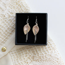 Kaima Designin Bloom malliston mini-kokoiset korvakorut beigen ja ruusukullan väreissä, käsintehty poronnahasta.