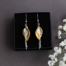 Kaima Designin Bloom malliston mini-kokoiset korvakorut keltaisen ja hopean väreissä, käsintehty poronnahasta.