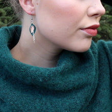 Kaima Designin Bloom malliston mini-kokoiset korvakorut mallin päällä metsänvihreän ja ruusukullan väreissä, käsintehty poronnahasta.