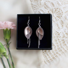 Kaima Designin Bloom malliston mini-kokoiset korvakorut mokan ja ruusukullan väreissä, käsintehty poronnahasta.