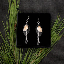 Kaima Designin Bloom malliston mini-kokoiset korvakorut mustan ja ruusukullan väreissä, käsintehty poronnahasta.