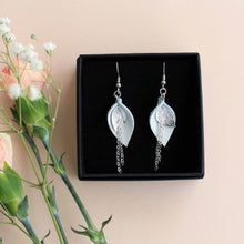 Kaima Designin Bloom malliston mini-kokoiset korvakorut valkoisen ja hopean väreissä, käsintehty poronnahasta.