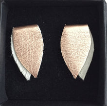 Kaima Designin Bloom -malliston ruusukullan värinen nappikorvakoru, käsintehty poronnahasta.