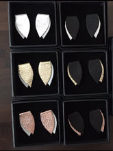 Bloom -malliston kuusi eriväristä nappikorvakorua, käsintehty poronnahasta.