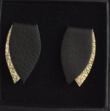 Kaima Designin Bloom -malliston mustan ja kullan värinen nappikorvakoru, käsintehty poronnahasta.