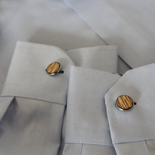 Kaima Designin Kelo-malliston puun väriset kalvosinnapit, mallikuva käytöstä paidan hihansuissa.