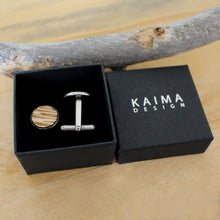 Kaima Designin Kelo-malliston puun väriset kalvosinnapit, laserleikattu kotimaisesta koivuvanerista.