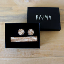 Kaima Designin Kelo-malliston puun väriset kalvosinnapit ja solmioneulan sisältävä setti, laserleikattu kotimaisesta koivuvanerista.