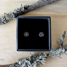 Kaima Designin Kelo-malliston pieni nappikorvakoru värissä musta, valmistettu kotimaisesta koivuvanerista.