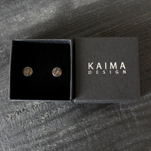 Kaima Designin Kelo-malliston pieni nappikorvakoru värissä musta, valmistettu kotimaisesta koivuvanerista.