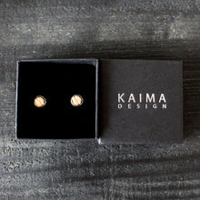 Kaima Designin Kelo-malliston pieni nappikorvakoru värissä puu, valmistettu kotimaisesta koivuvanerista.