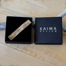 Kaima Designin Kelo-malliston puun värinen solmiopidike, laserleikattu kotimaisesta koivuvanerista.