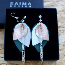 Kaima Designin koruihin saatavilla oleva vaihdettava klipsikiinnitys pallokoristeella.