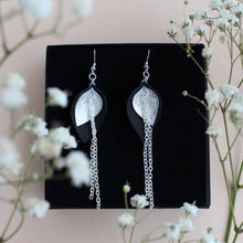 Bloom -malliston keskikokoiset korvakorut, joiden väriyhdistelmä on musta ja hopea.