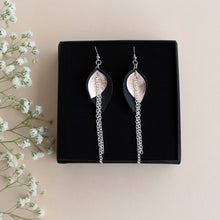 Bloom -malliston keskikokoiset korvakorut, joiden väriyhdistelmä on musta ja ruusukulta.