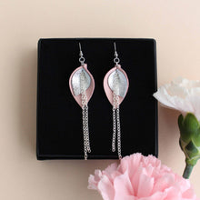 Bloom -malliston keskikokoiset korvakorut, joiden väriyhdistelmä on roosa ja hopea.