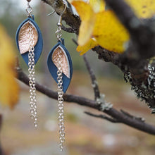 Bloom -malliston keskikokoiset korvakorut, joiden väriyhdistelmä on savunsininen ja ruusukulta.