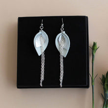 Bloom -malliston keskikokoiset korvakorut, joiden väriyhdistelmä on valkoinen ja hopea.