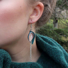 Bloom -malliston keskikokoiset korvakorut, joiden väriyhdistelmä on metsänvihreä ja ruusukulta.