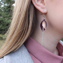 Bloom -malliston keskikokoiset korvakorut, joiden väriyhdistelmä on viininpunainen ja ruusukulta.