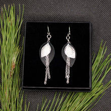 Bloom -malliston korvakorut koossa mini, joiden väriyhdistelmä on musta ja hopea.