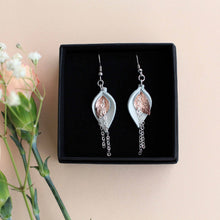 Bloom -malliston korvakorut koossa mini, joiden väriyhdistelmä on valkoinen ja ruusukulta.