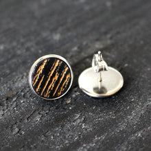 Kelo -malliston iso nappikorvakoru värissä musta. Lähikuva metalliosasta,