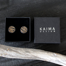 Kelo -malliston iso nappikorvakoru värissä musta.